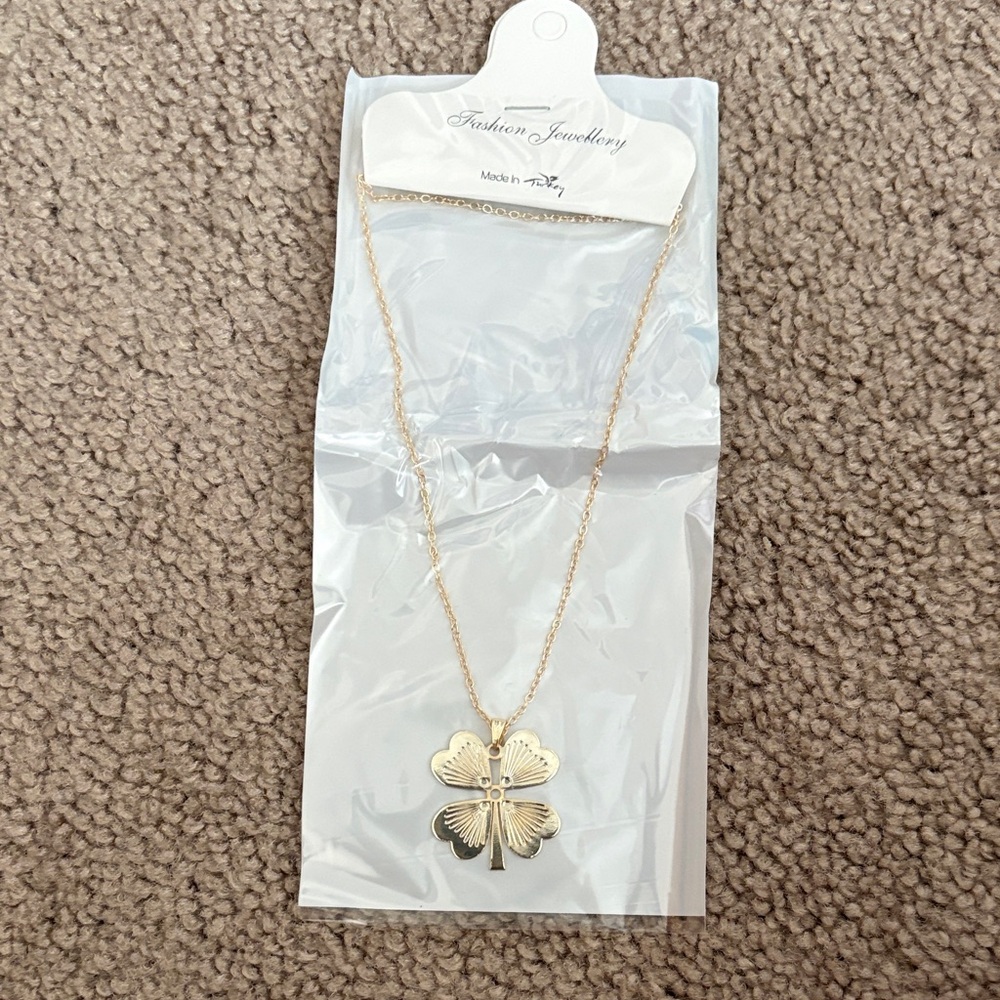 Gold Clover Pendant Necklace